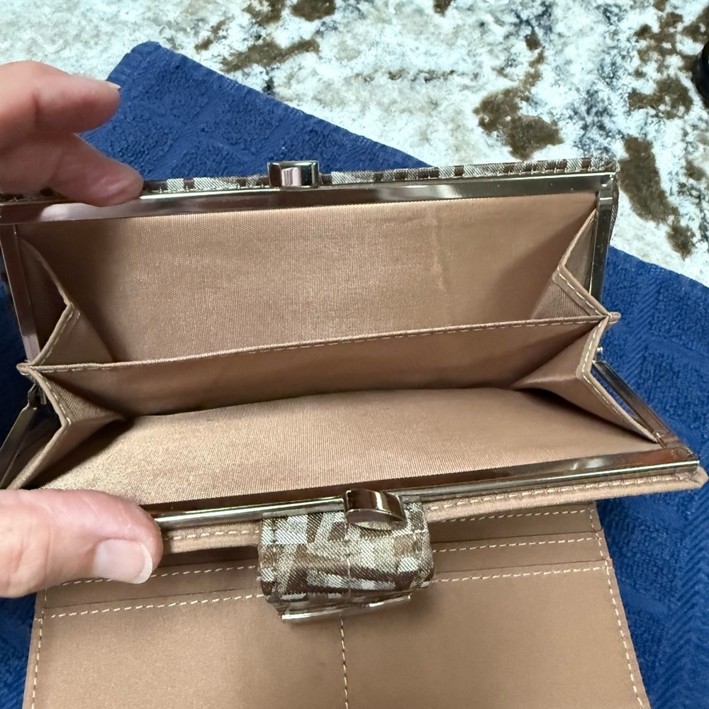 Geometric Patterned Tan Wallet - Picture 3 of 4
